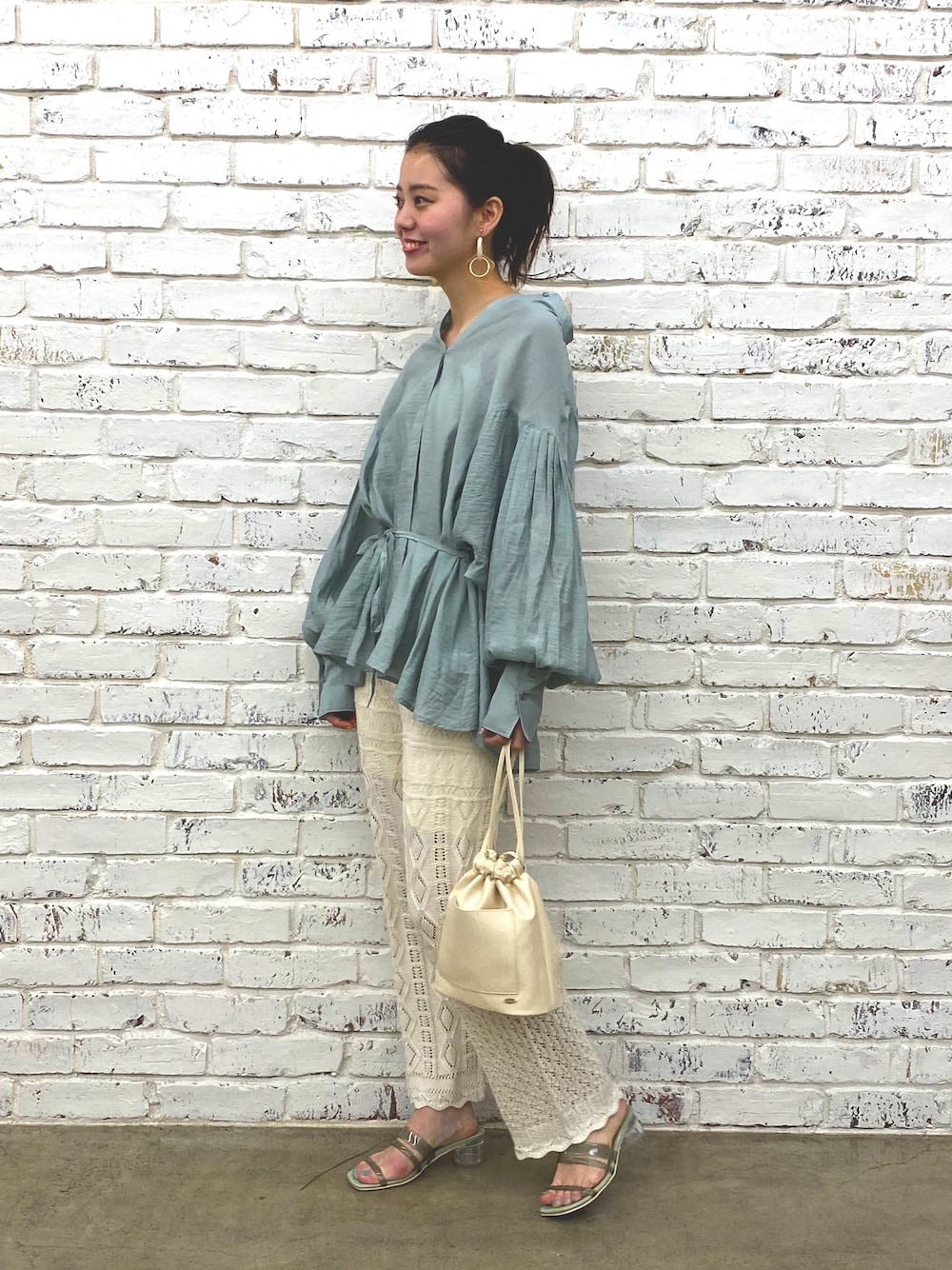 「whoswhochico」｜「ChicoのBIGプリーツ袖ブラウス（シャツ/ブラウス、グリーン系）」を使った、ATSUKOさん（レディース・164cm）の春コーディネートの1枚目の写真