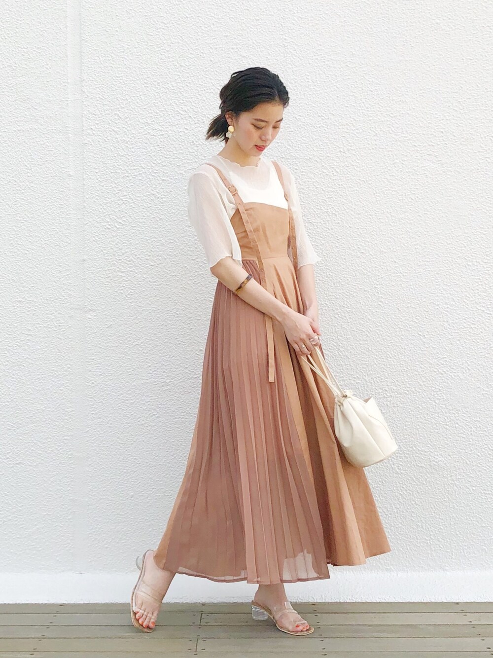 「キャミワンピ、プリーツワンピース、シアーシャツ、シアー、シアートップス、クリアサンダル、巾着バッグ、オレンジ、ゆるコーデ、アースカラー」｜「Chicoのデニム綿麻サイドプリーツワンピース（ワンピース、オレンジ系）」を使った、ATSUKOさん（レディース・166cm）の春コーディネートの1枚目の写真