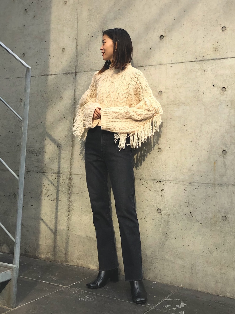「パンツスタイル、ケーブルニット、冬コーデ、モード、ショートブーツ、デニム、ブラックデニム、デニムパンツ、モノトーン、モノトーンコーデ」｜「Chicoの【WEB限定】短丈フリンジケーブルレースアップニット（ニット/セーター、ホワイト系）」を使った、ATSUKOさん（レディース・166cm）の冬コーディネートの1枚目の写真