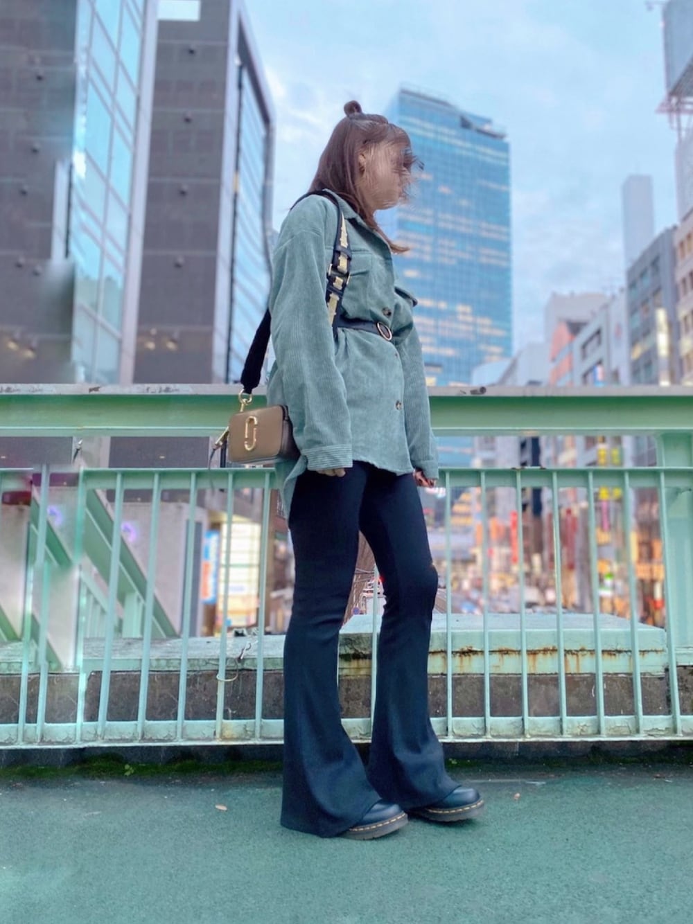 「大人カジュアル、コーデュロイ、フレアパンツ、渋谷、古着風、足細効果」｜「a.g.plusのアイテム（シャツ/ブラウス、グリーン系）」を使った、さおりん*さん（レディース・159cm）の冬コーディネートの1枚目の写真