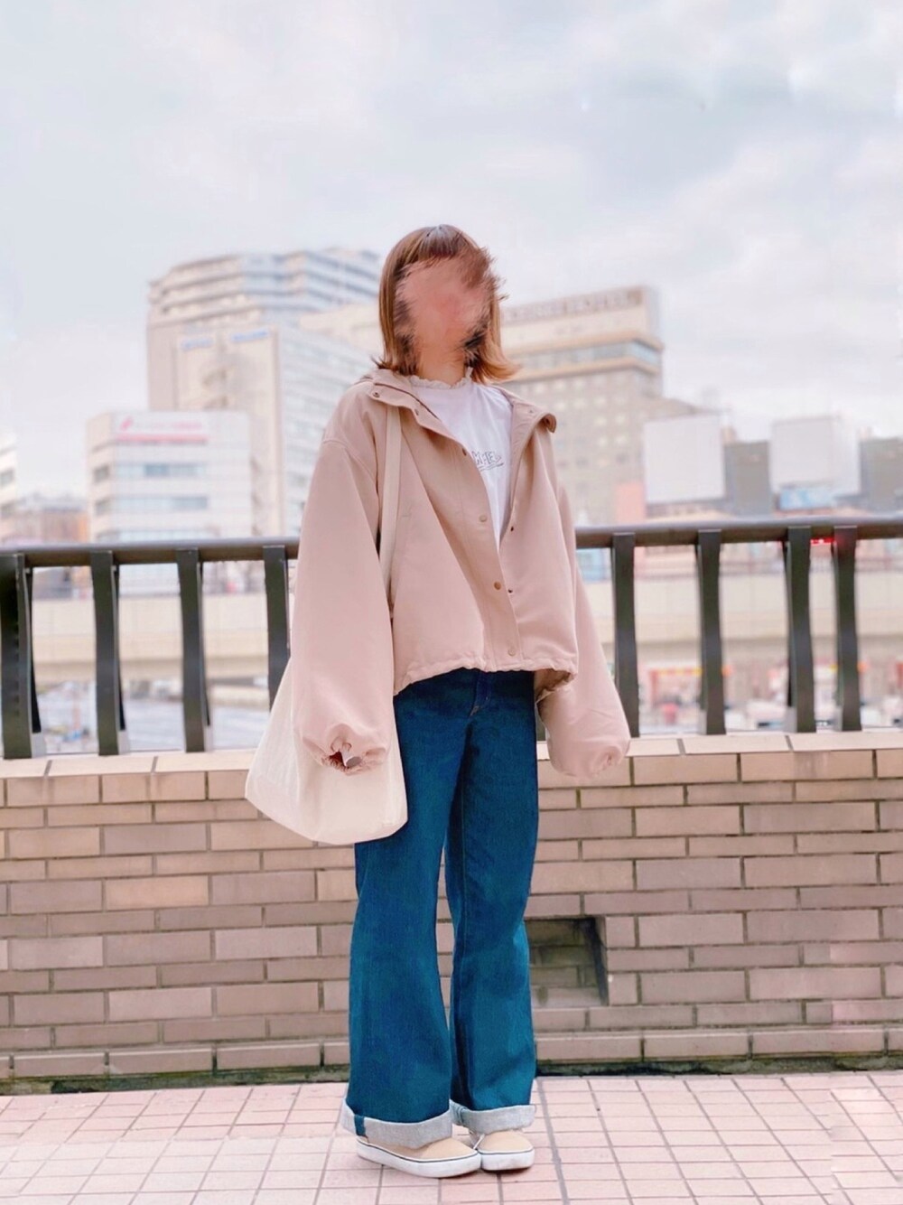 「マウンテンパーカー、デニムパンツ、ワイドデニム、スニーカー、バンズ」｜「apres jourの【大きいサイズ】ボアライナー付き袖ボリューム2WAYマウンテンパーカー【ZOZOTOWN限定アイテム】19AW★（マウンテンパーカー、ベージュ系）」を使った、さおりん*さん（レディース・159cm）の夏コーディネートの1枚目の写真
