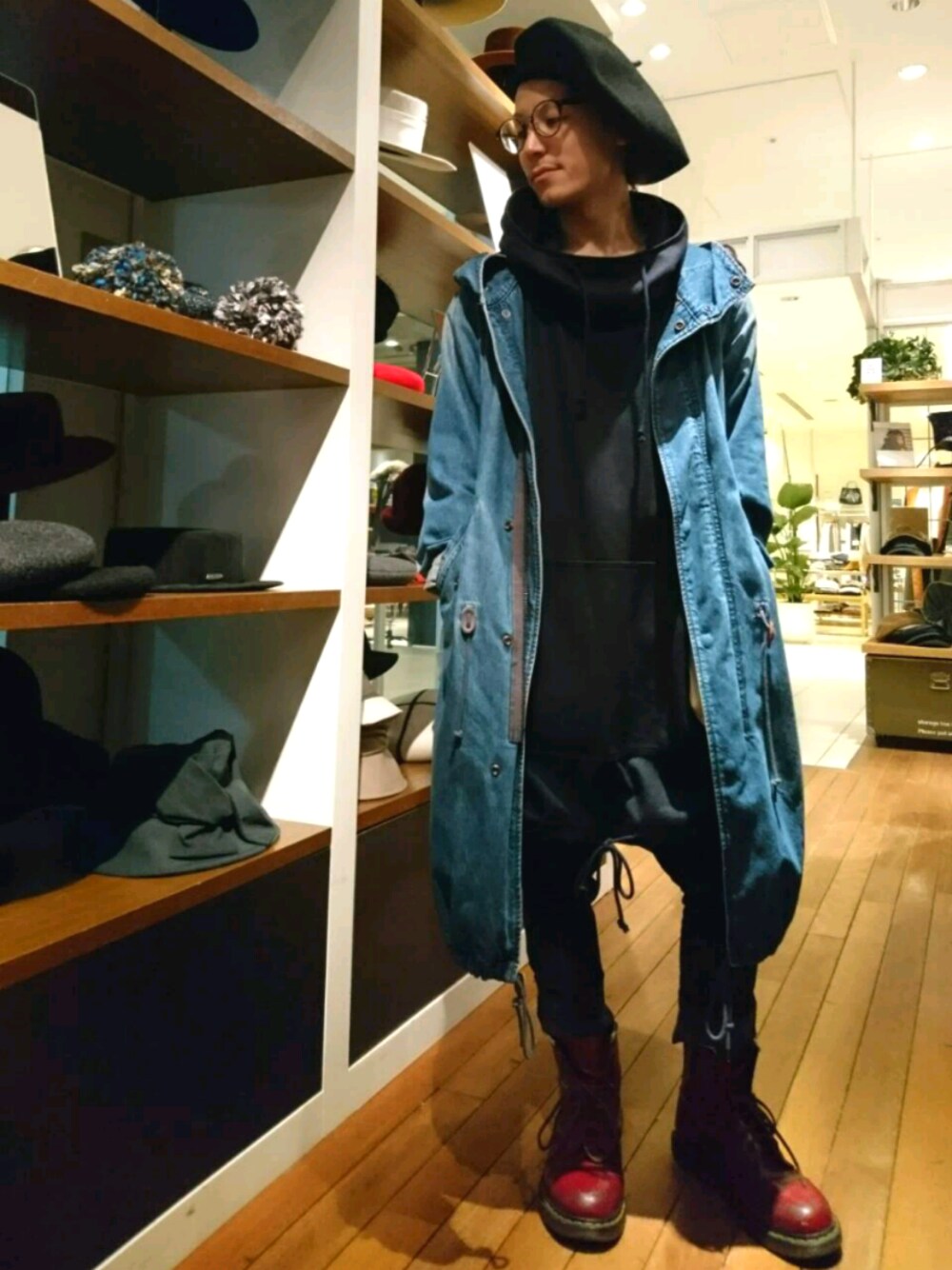 「デニムモッズコート、ビッグベレー帽、ビッグパーカー、スキニーパンツ、仕事着」｜「OVERRIDEのアイテム（ハンチング/ベレー帽、ブラック系）」を使った、kkさん（メンズ・161cm）の秋コーディネートの1枚目の写真