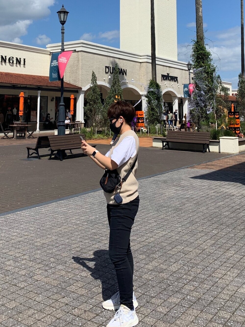 「秋のコーデ、シンプルコーデ、休日スタイル、ブラウンコーデ、ベスト、ショッピング、ユニクロ、オトナカジュアル、スニーカー、おしゃれさんと繋がりたい」｜「無印良品のアイテム（パンツ、ブラック系）」を使った、angen さん（メンズ・156cm）の秋コーディネートの1枚目の写真