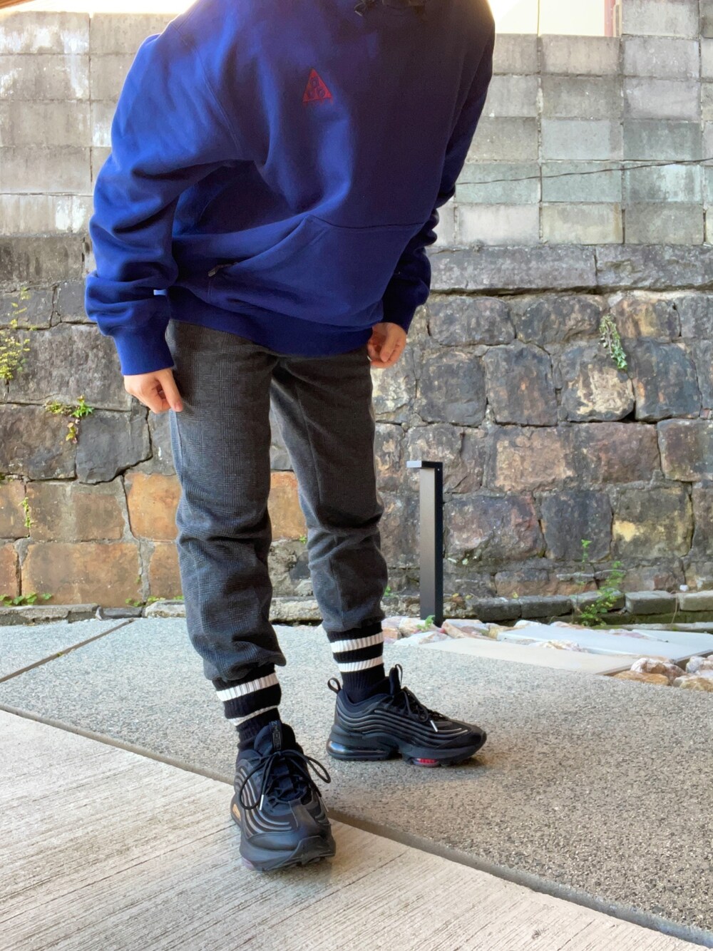 「NIKE、ラクチンコーデ、NIKE AIR MAX、ACG、パーカー、ブルー、ユニクロ、ソックスイン、ブラック、オーバーサイズ」｜「NIKEのナイキ エア マックス ZM950 メンズシューズ / スニーカー / Nike Air Max ZM950 Men's Shoe（スニーカー、ブラック系）」を使った、angen さん（メンズ・157cm）の秋コーディネートの1枚目の写真