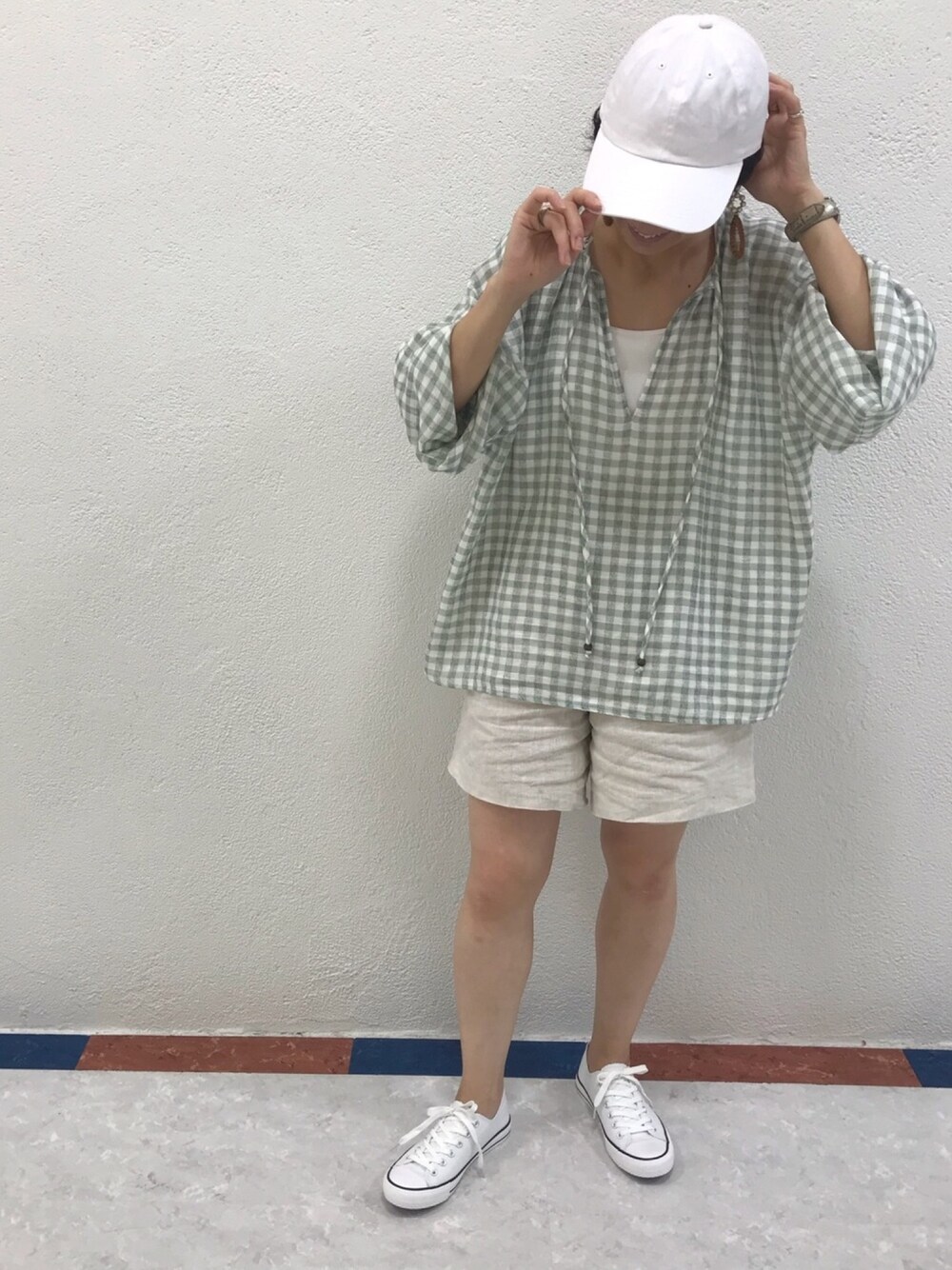 「今日のコーデ、大人カジュアル、スニーカー、ホワイトスニーカー、ローカットスニーカー、キャップ、ショートパンツ、チェック、リネン」｜「SENSE OF PLACE by URBAN RESEARCHのNEWHATTAN/ニューハッタン　ツイル6パネルキャップ（キャップ、ホワイト系）」を使った、smzさん（レディース・155cm）の夏コーディネートの1枚目の写真