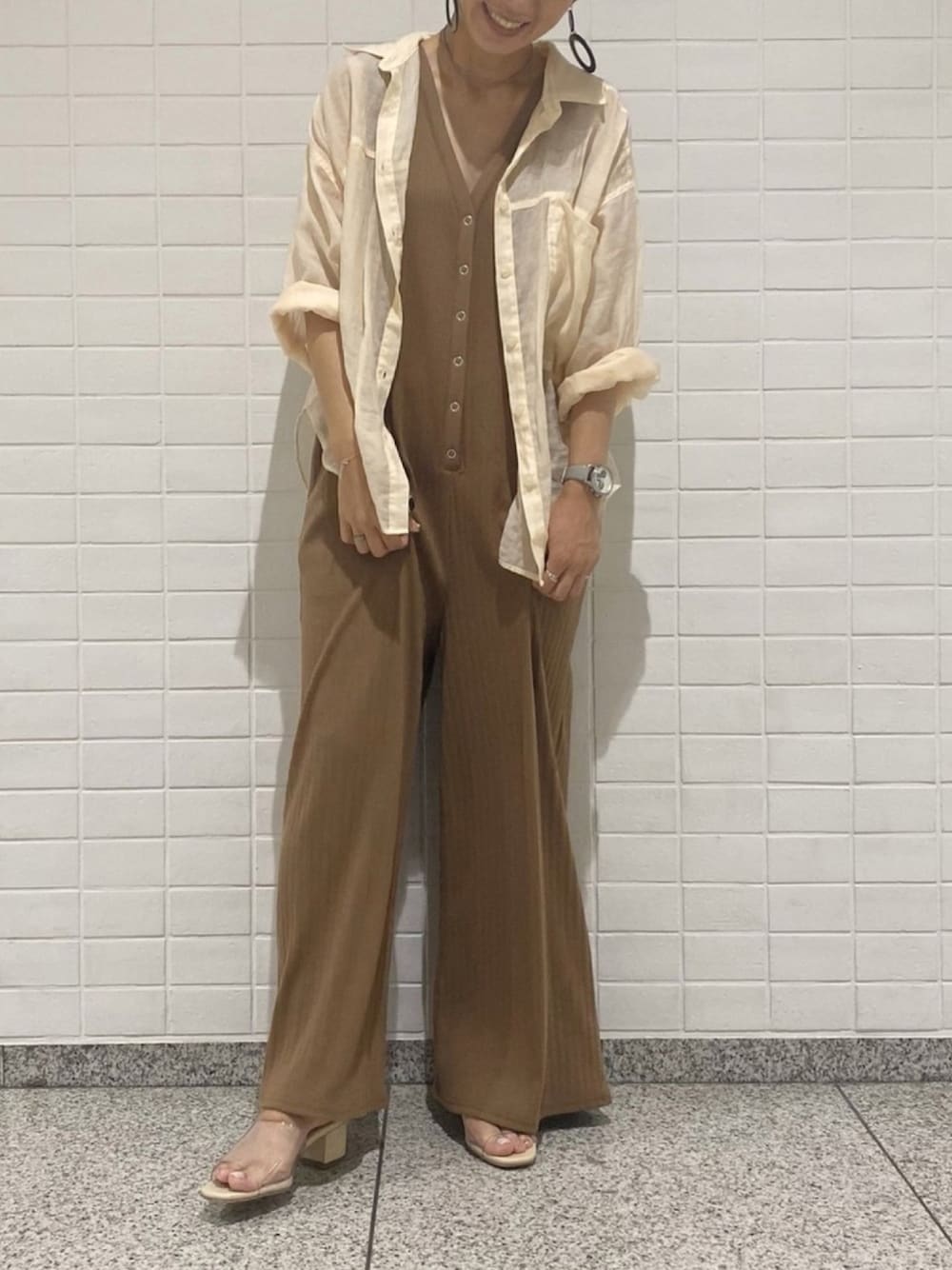 「今日のコーデ、カジュアル、サンダル、クリアサンダル、ミュール、オールインワン、シアーシャツ、ラクチンコーデ、ワントーンコーデ、低身長」｜「SEVENDAYS=SUNDAYのリングスナップカットロンパース　＊（つなぎ/オールインワン、ブラウン系）」を使った、smzさん（レディース・155cm）の夏コーディネートの1枚目の写真