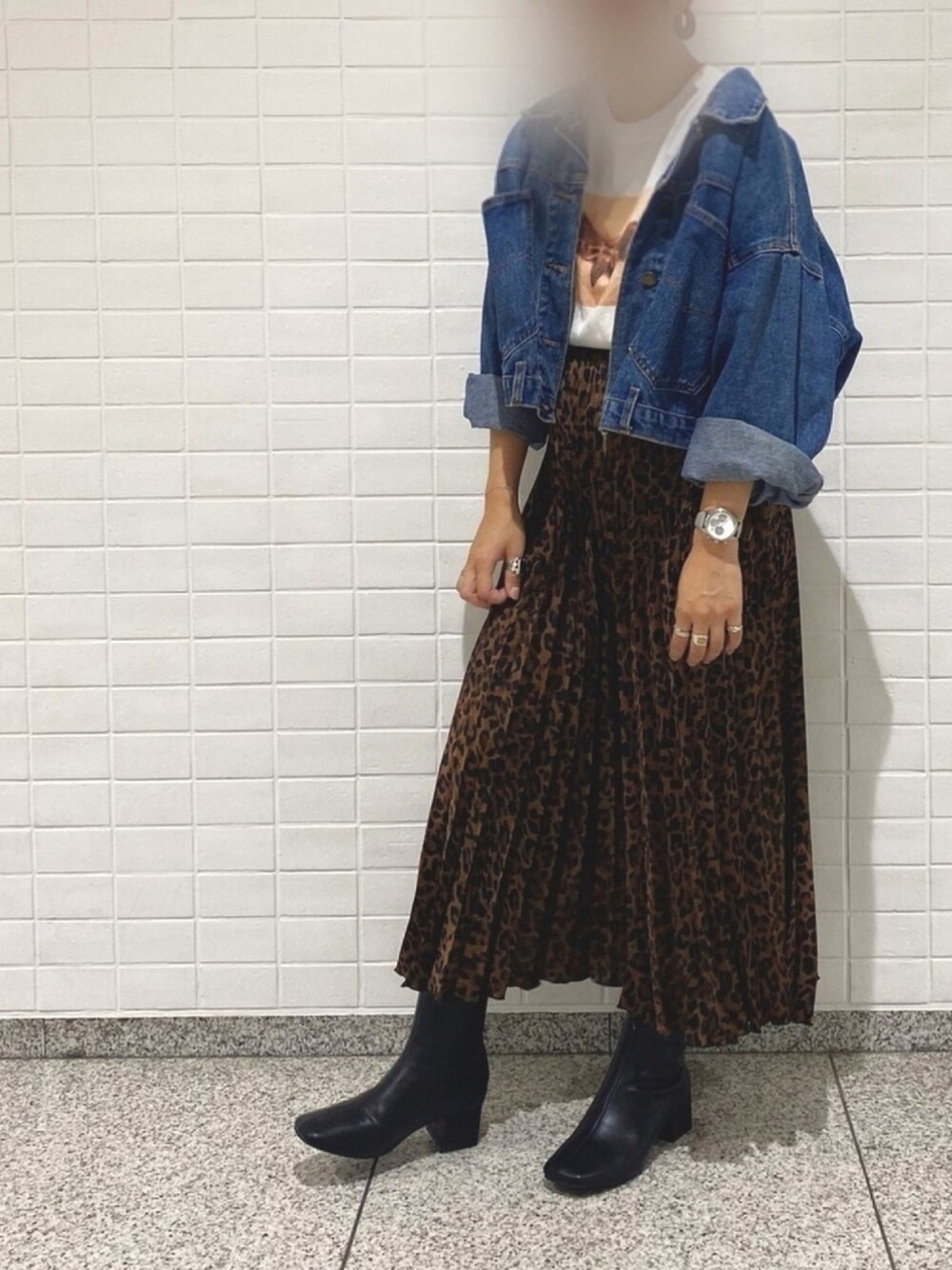 「今日のコーデ、カジュアル、ブーツ、スクエアトゥ、プリーツスカート、レオパード、デニムジャケット、オーバーサイズ、プリントT、低身長」｜「ZARAのアイテム（スカート、その他）」を使った、smzさん（レディース・155cm）の秋コーディネートの1枚目の写真