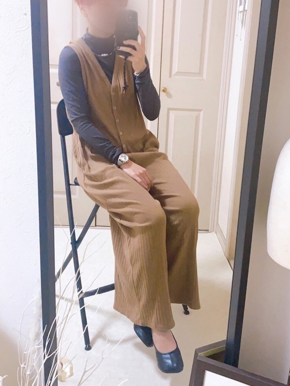 「今日のコーデ、パンプス、スクエアトゥ、オールインワン、ハイネック、ラクチンコーデ、プチプラ、くすみカラー、低身長」｜「SEVENDAYS=SUNDAYのリングスナップカットロンパース　＊（つなぎ/オールインワン、ブラウン系）」を使った、smzさん（レディース・155cm）の秋コーディネートの1枚目の写真