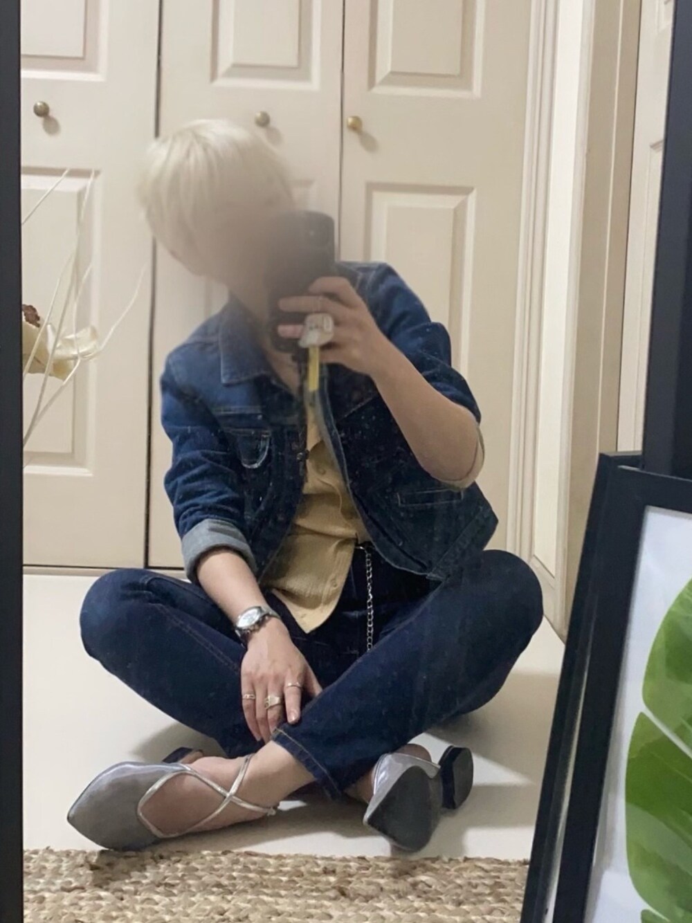 ブルー系のデニムジャケット、ベージュ系のカーディガン/ボレロ、ブラック系のデニムパンツを着用したレディースの春コーディネートの1枚目の写真