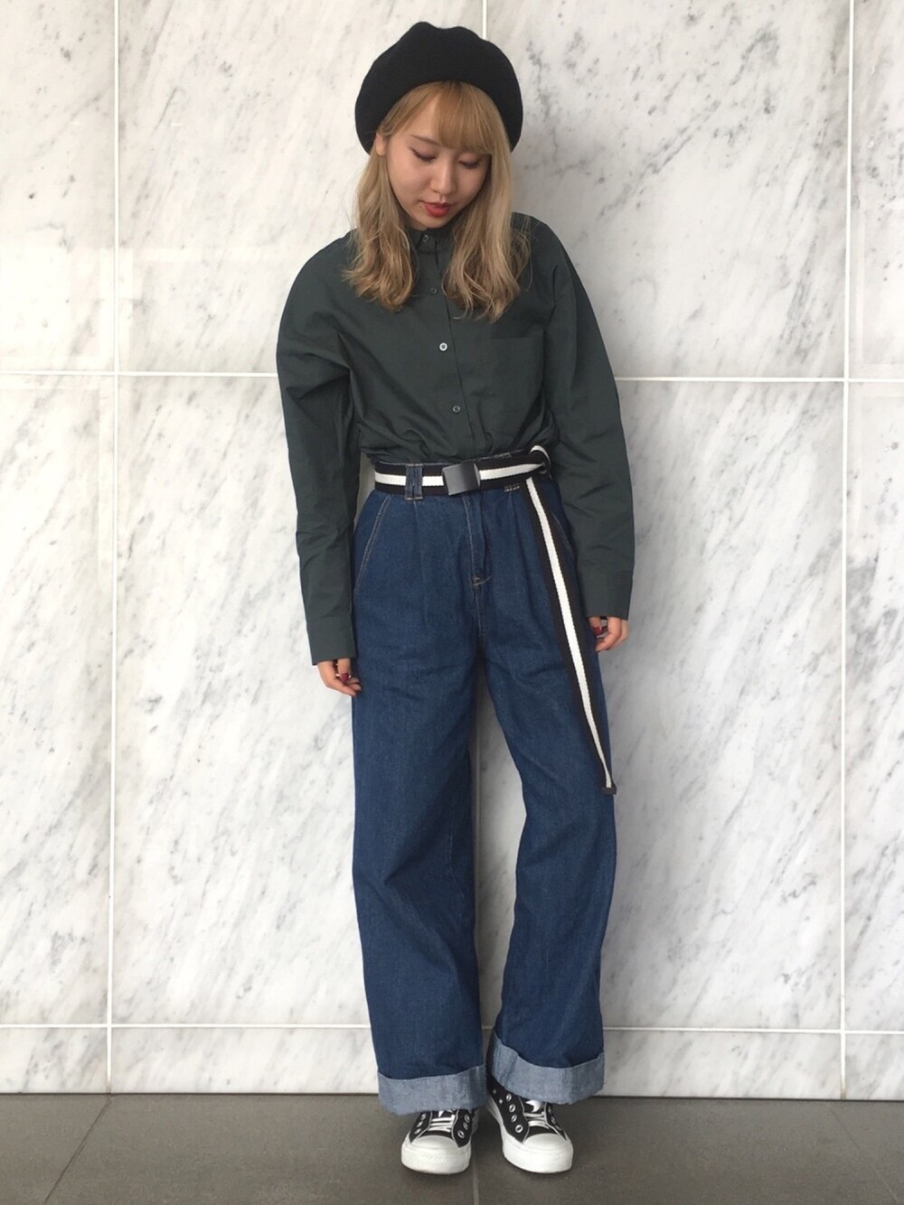 「converse、デニム、スニーカー、秋のコーデ、ootd、コク色シャドウ」｜「GUのアイテム（シャツ/ブラウス、グリーン系）」を使った、💘さん（レディース・157cm）の秋コーディネートの1枚目の写真