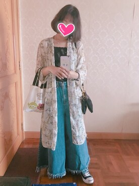 「CHARLES & KEITH（チャールズ & キース）のアイテム（ショルダーバッグ、ブラック系）」を使った、Weng Manさん（レディース）の秋コーディネート