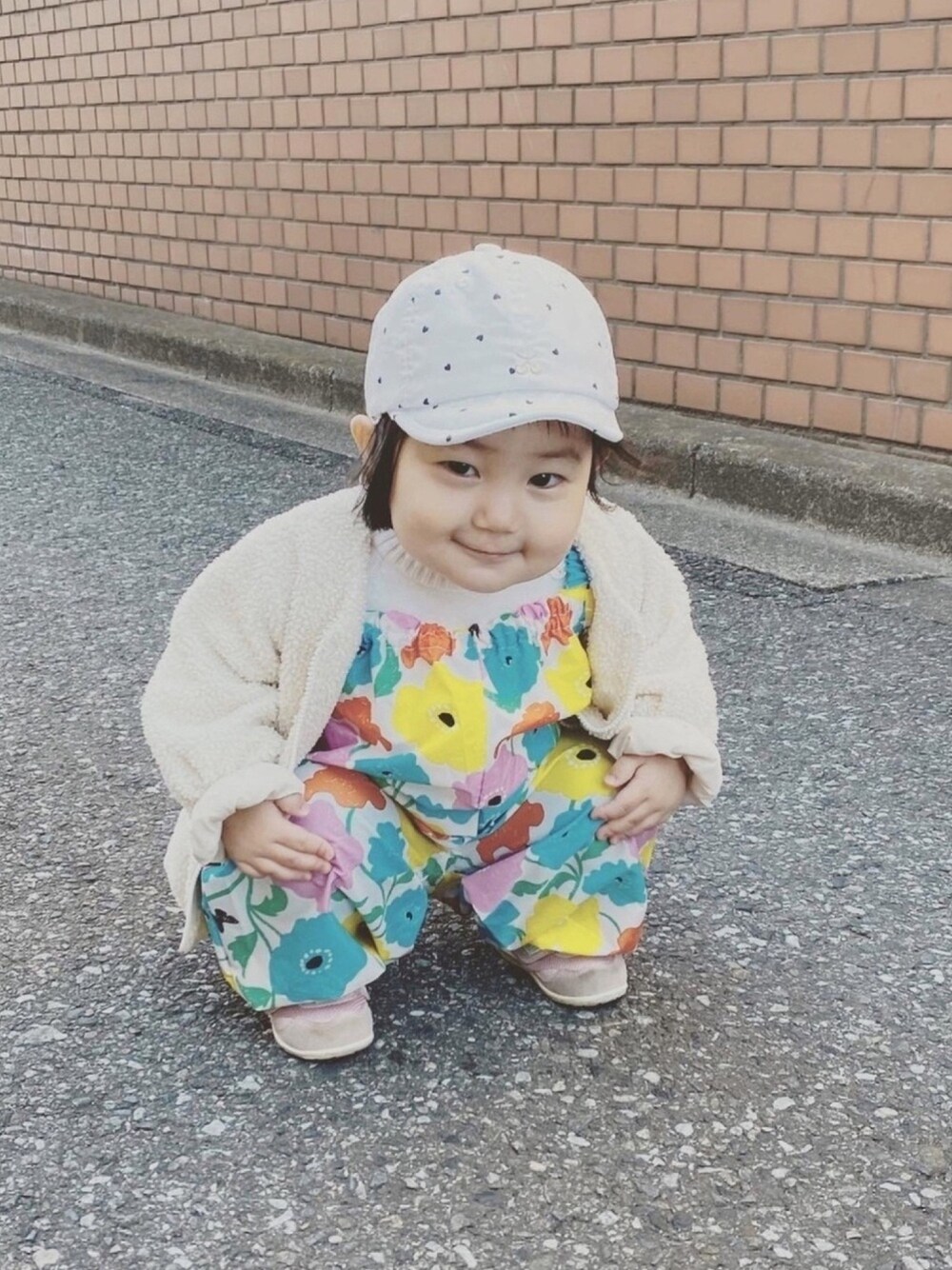「キッズファッション、女の子、プレイウェア、キャップ、1歳7ヶ月、ZOZOTOWN掲載」｜「H&Mのアイテム（ニット/セーター、ホワイト系）」を使った、roroさん（キッズ・80cm）の春コーディネートの1枚目の写真