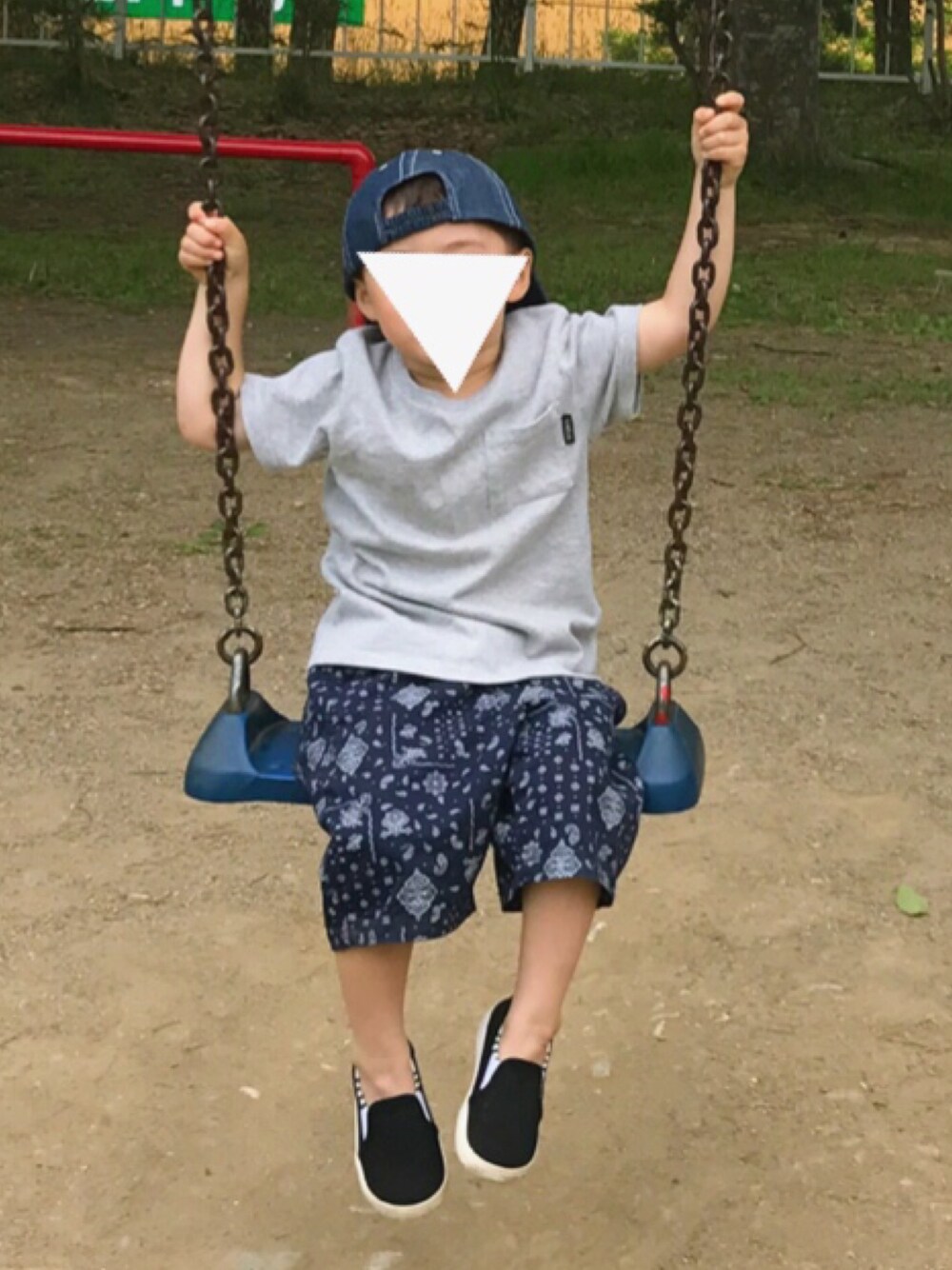 「キッズコーデ、男の子コーデ、シンプル、ペイズリー、カジュアル、スリッポン、公園スタイル」｜「赤ちゃん本舗のアイテム（キャップ、ブルー系）」を使った、SORAさん（キッズ・100cm）の夏コーディネートの1枚目の写真