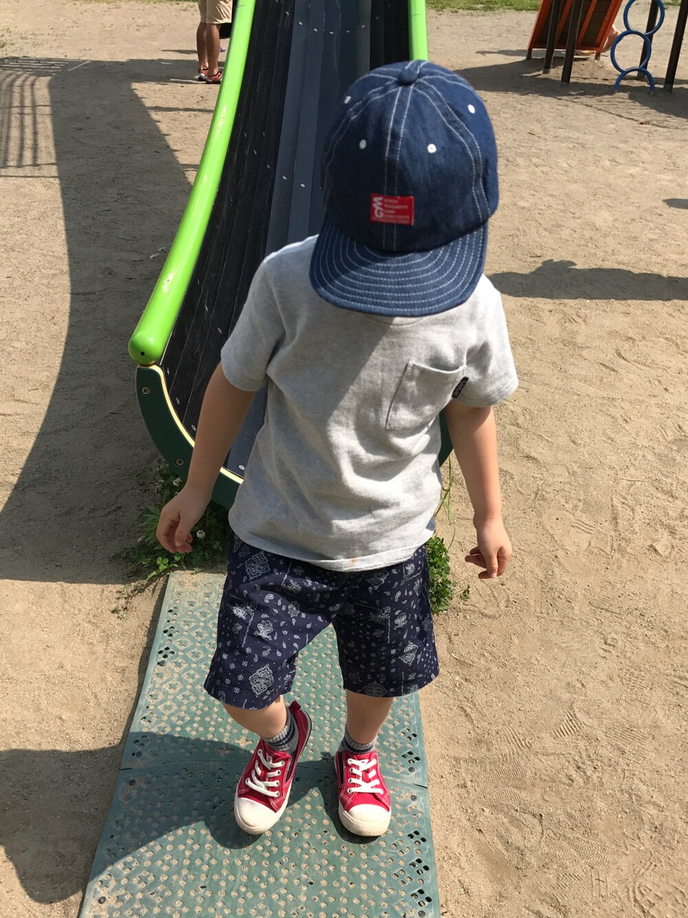 「男の子コーデ、キッズコーデ、シンプルコーデ、公園コーデ、プチプラ」｜「赤ちゃん本舗のアイテム（キャップ、ブルー系）」を使った、SORAさん（キッズ・100cm）の夏コーディネートの1枚目の写真