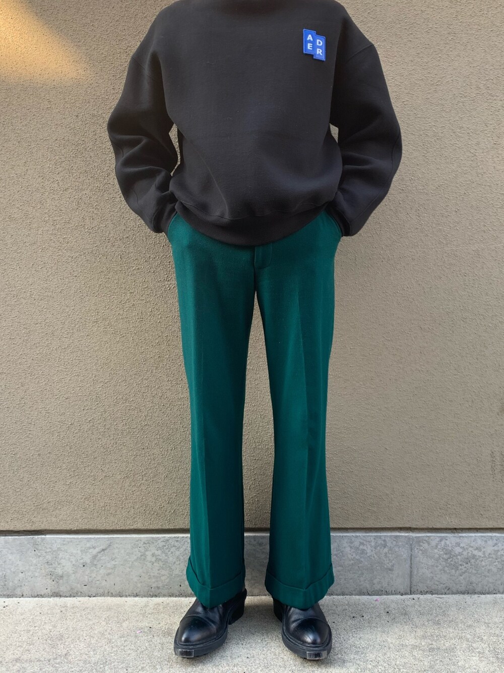「スウェット、UNIQLOU、スラックス、フレアパンツ、ベスト、韓国ブランド、ADER error、ユニクロU、thisisneverthat、低身長コーデ」｜「sullentokyoのアイテム（パンツ、グリーン系）」を使った、ryttさん（メンズ・173cm）の春コーディネートの1枚目の写真