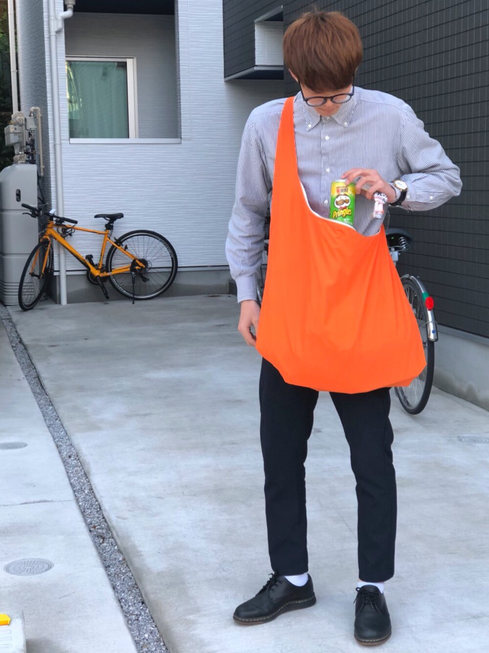 「シンプル、春、大学生、ストライプ、シャツスタイル、スラックス、革靴」｜「SENSE OF PLACE by URBAN RESEARCHのビッグトートバッグ（トートバッグ、オレンジ系）」を使った、づまじさん（メンズ・180cm）の春コーディネートの1枚目の写真