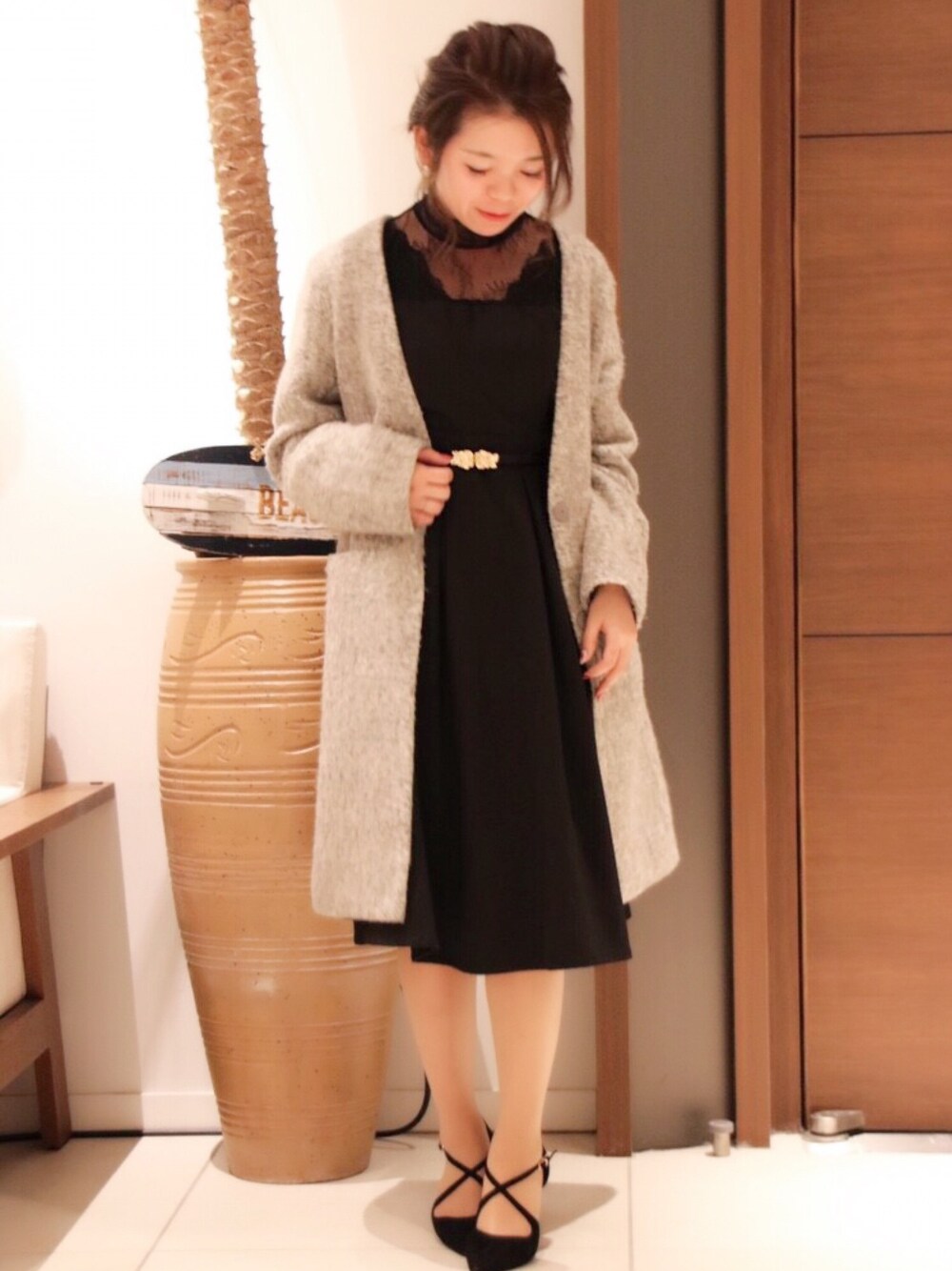 ベージュ系のノーカラージャケット、ブラック系のワンピースを着用したレディースの冬コーディネートの1枚目の写真