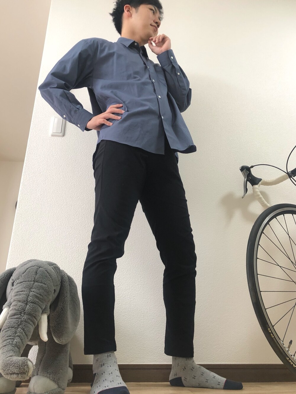 「出勤コーデ、あしなが効果、シンプルコーデ、お洒落さんとつながりたい、シャツ」｜「URBAN RESEARCHのアイテム（シャツ/ブラウス、ブルー系）」を使った、おもちさん（メンズ・178cm）の夏コーディネートの1枚目の写真