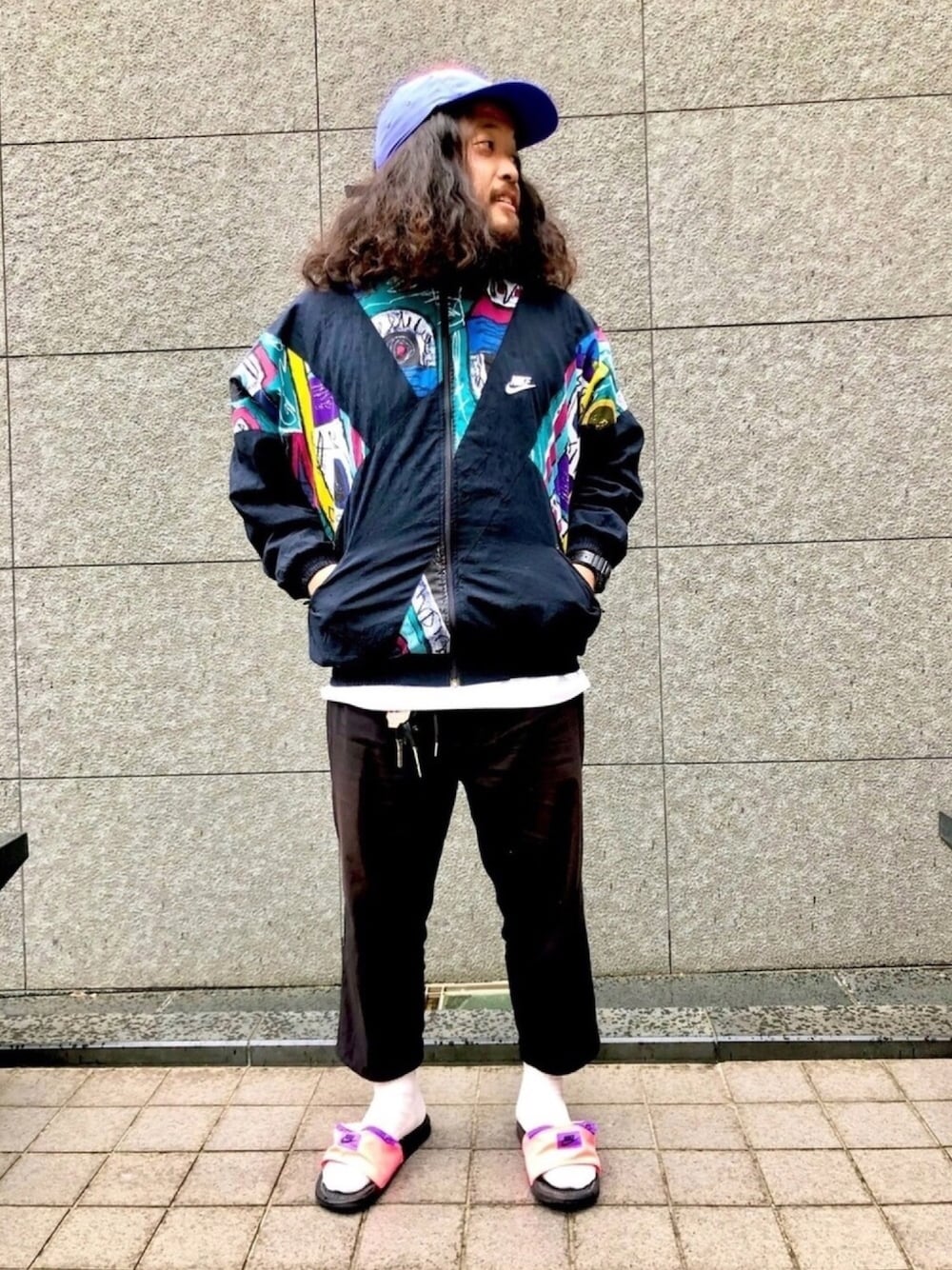 「夏、大人カジュアル、カジュアル、サンダルに靴下、古着MIX、パステルカラー、ストリート、90'sスタイル、EDWIN」｜「NIKEのアイテム（ナイロンジャケット、ブラック系）」を使った、Nishiさん（メンズ・165cm）の春コーディネートの1枚目の写真
