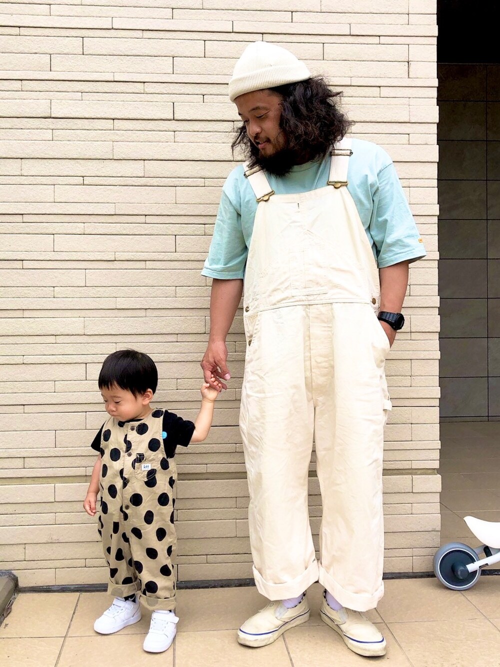 「シンプルコーデ、親子コーデ、オーバーサイズ、オーバーオール、オトナカジュアル、スニーカー、ビッグT、EDWIN、LEE」｜「Leeのアイテム（サロペット/オーバーオール、ベージュ系）」を使った、Nishiさん（メンズ・165cm）の春コーディネートの1枚目の写真