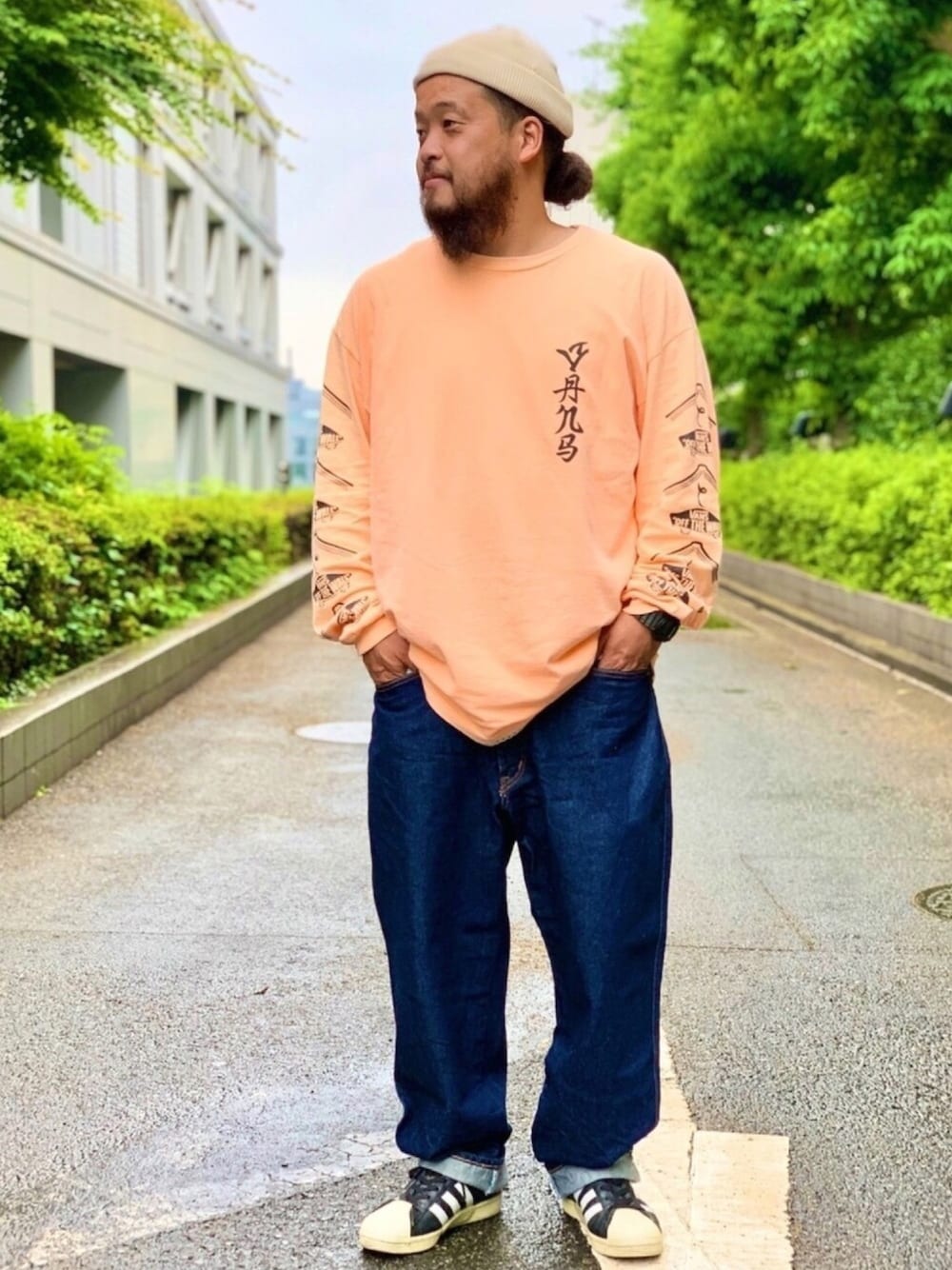 「大人カジュアル、春夏コーデ、スニーカーコーデ、シンプルコーデ、ラフ、オーバーサイズ、デニムパンツ、EDWIN、ワイドパンツ、adidas」｜「VANSのアイテム（Tシャツ/カットソー、オレンジ系）」を使った、Nishiさん（メンズ・165cm）の夏コーディネートの1枚目の写真