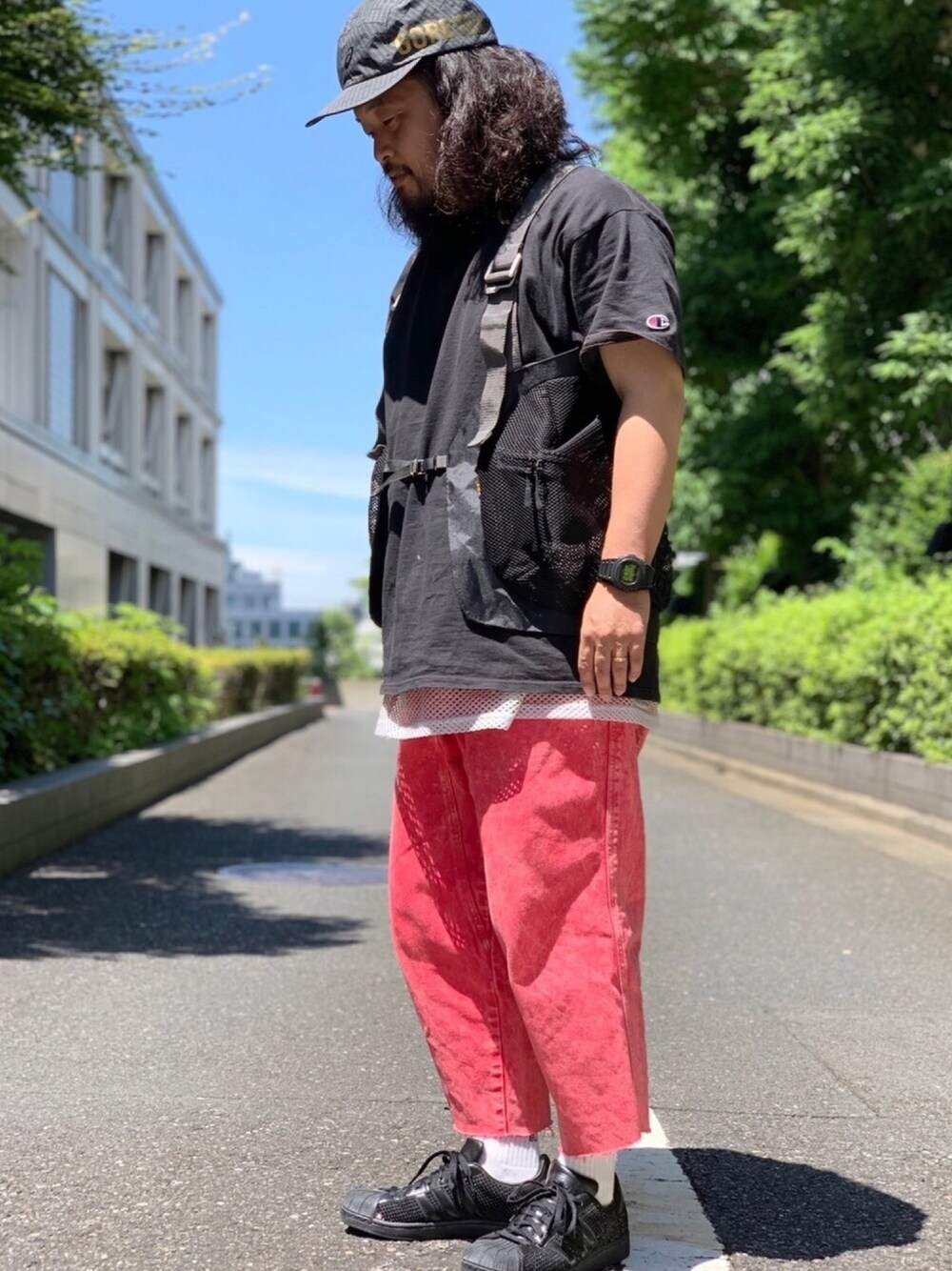 「夏だ！Tシャツ着よう！、ビッグシルエット、ベスト、古着MIX、ワイドパンツ、オトナカジュアル、デニム、EDWIN、カラーパンツ」｜「CMF OUTDOOR GARMENTのCOMFY OUTDOOR GARMENT/コンフィアウトドアガーメント　ERP VEST MESH/ERPベストメッシュ（ベスト、グレー系）」を使った、Nishiさん（メンズ・165cm）の夏コーディネートの1枚目の写真