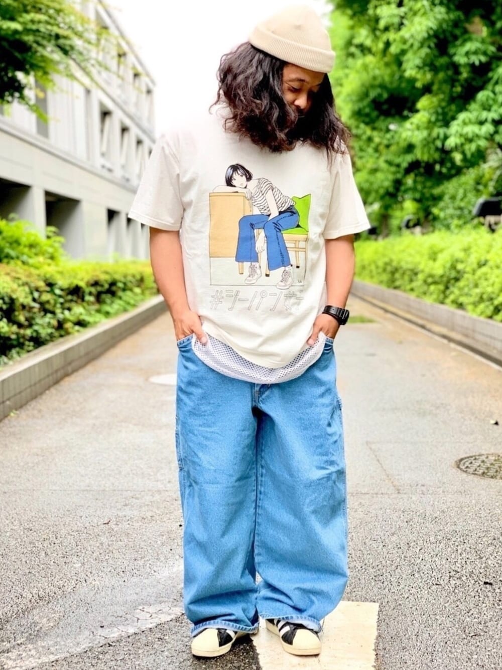 「ジーパン、オーバーサイズ、カジュアルコーデ、デニム、ストリート、白Tシャツ、スニーカー、EDWIN、ワイドパンツ、ジーパン女子」｜「EDWINの【公式】ジーパン女子×江口寿史 Tシャツ (ユニセックス）（Tシャツ/カットソー、ホワイト系）」を使った、Nishiさん（メンズ・165cm）の夏コーディネートの1枚目の写真