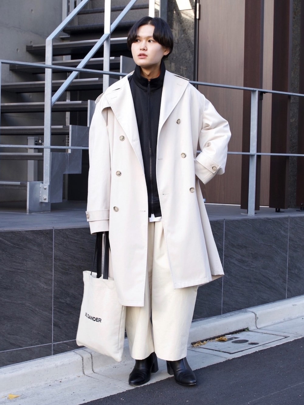 「ワイドパンツ、オーバーコート、ジャージ、トートバッグ、高校生、タートルネック、ロングコート、休日スタイル、冬コーデ、ブーツ」｜「Maison MargielaのMaison Margiela - Double Breasted Twill Trench Coat - Womens - Beige（ジャケット/アウター、ベージュ系）」を使った、Shotaさん（メンズ・174cm）の冬コーディネートの1枚目の写真