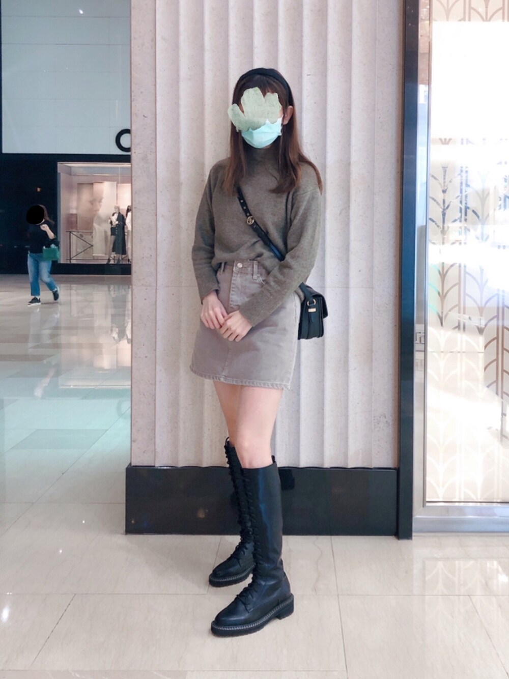 「ootd、winter」｜「yabbicorgiのアイテム（デニムスカート、グレー系）」を使った、aiさん（レディース・161cm）の冬コーディネートの1枚目の写真