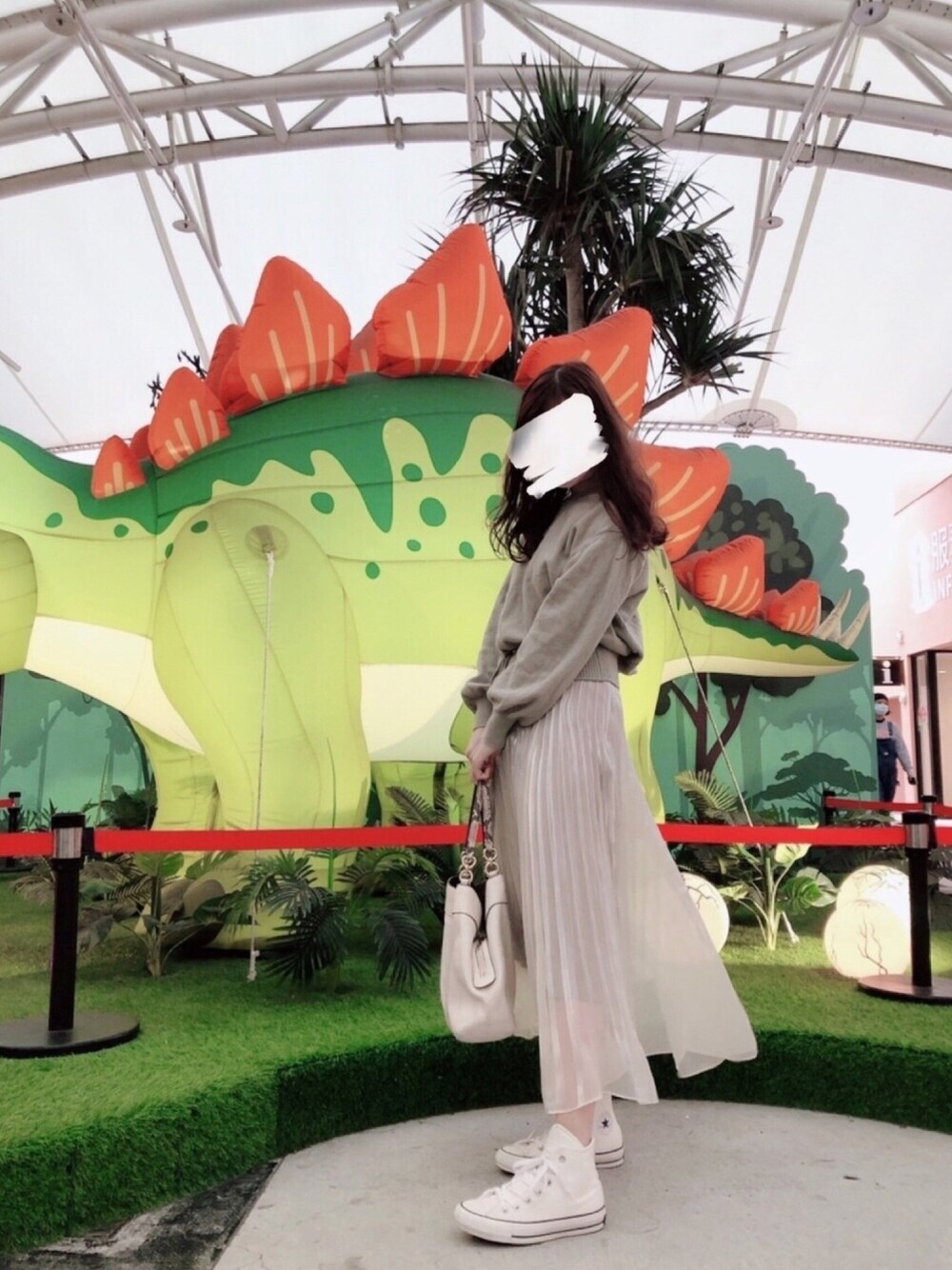 「ootd、春コーデ、休閒、冬コーデ」｜「SNIDELのシアープリーツスカート（スカート、ホワイト系）」を使った、aiさん（レディース・161cm）の冬コーディネートの1枚目の写真
