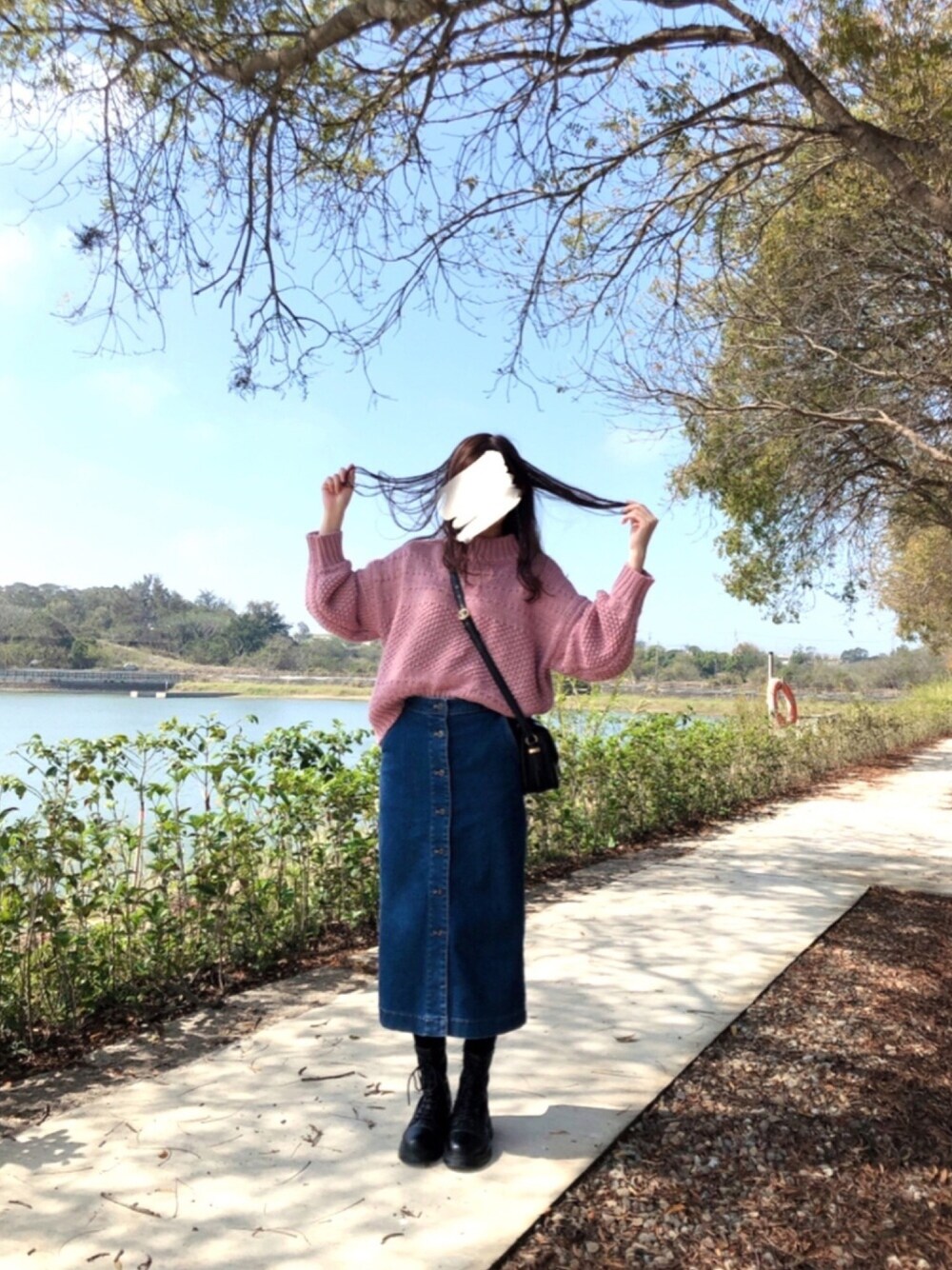 「春コーデ、ootd、moussy、uniqlo、denim、春夏コーデ」｜「MOUSSYのCHUNKY ニットトップス（ニット/セーター、ピンク系）」を使った、aiさん（レディース・161cm）の冬コーディネートの1枚目の写真