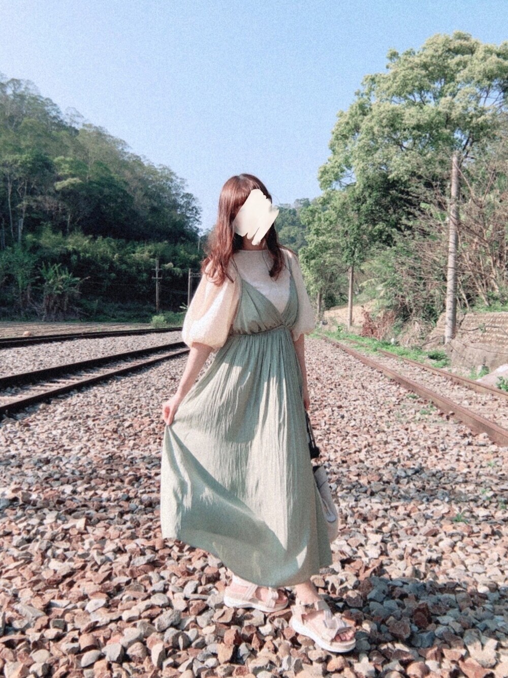 「ootd、春コーデ、休閒」｜「SNIDELのアイテム（ワンピース/ドレス、グリーン系）」を使った、aiさん（レディース・161cm）の春コーディネートの1枚目の写真