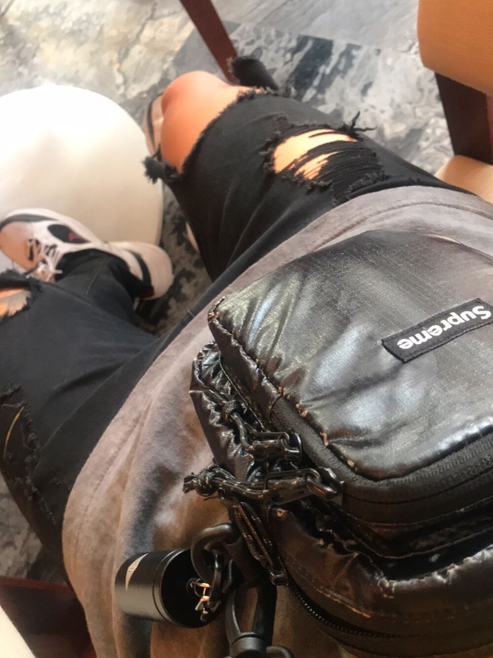 「Supreme のアイテム（ポーチ、ブラック系）」を使った、树桩子さん（メンズ・173cm）の冬コーディネートの1枚目の写真