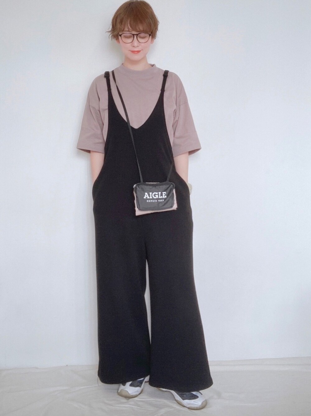 その他のエコバッグ/サブバッグ、ブラック系のつなぎ/オールインワン、ベージュ系のTシャツ/カットソーを着用したレディースの春コーディネートの1枚目の写真