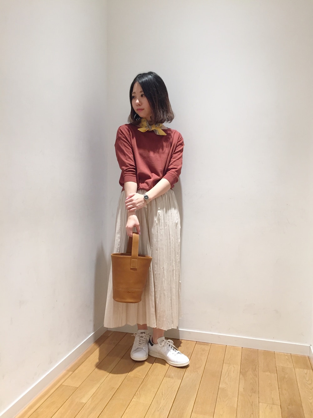 「orcival、LE GLAZIK 、春コーデ、stan smith」｜「LE GLAZIKの【LE GLAZIK(ル　グラジック)】ワッシャープリーツスカート WOMEN（スカート、ベージュ系）」を使った、モリヤさん（レディース・157cm）の春コーディネートの1枚目の写真