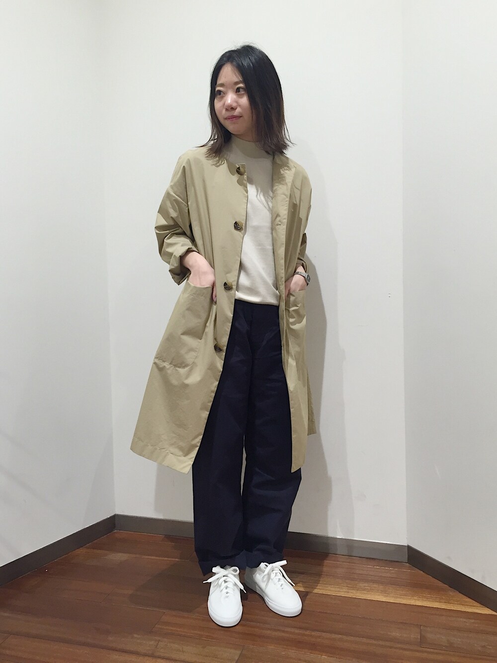 「春コーデ、orcival、LE GLAZIK 、スニーカー」｜「LE GLAZIKのノーカラーコート WOMEN（ノーカラージャケット、ベージュ系）」を使った、モリヤさん（レディース・157cm）の春コーディネートの1枚目の写真