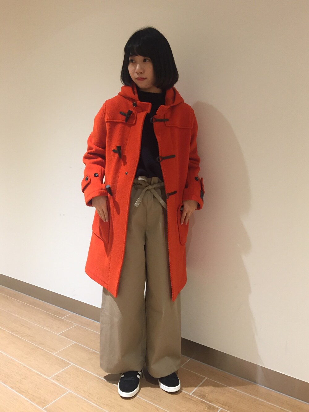 「ダッフルコート、adidas、Bshop、orcival」｜「Le Tricoteurのガンジーニット ワイド WOMEN（ニット/セーター、ブルー系）」を使った、モリヤさん（レディース・157cm）の秋コーディネートの1枚目の写真