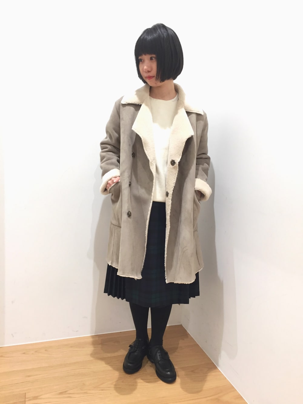 「ムートンコート、Paraboot、Bshop、オニールオブダブリン」｜「THIBAULT VAN DER STRAETEのラウンドネックニット WOMEN（ニット/セーター、ホワイト系）」を使った、モリヤさん（レディース・157cm）の秋コーディネートの1枚目の写真