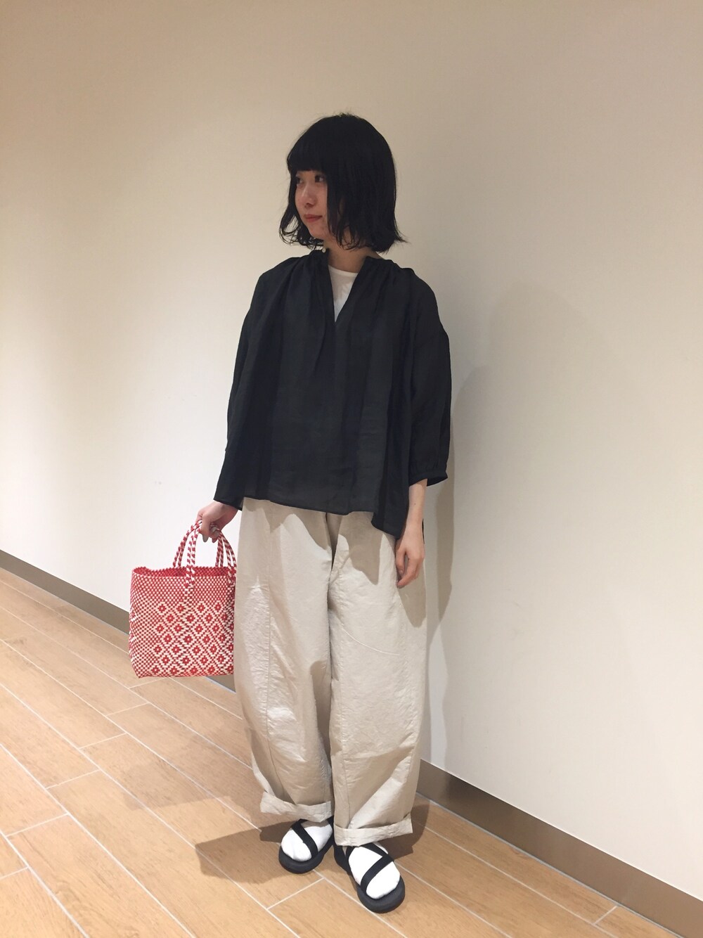 「黒、Bshop、ワイドパンツ、サンダル、イージーパンツ、シンプルコーデ、leglazik、メルカドバッグ」｜「LE GLAZIKの【LE GLAZIK】ギャザーネックシャツ RAM WOMEN（シャツ/ブラウス、ブラック系）」を使った、モリヤさん（レディース・157cm）の春コーディネートの1枚目の写真