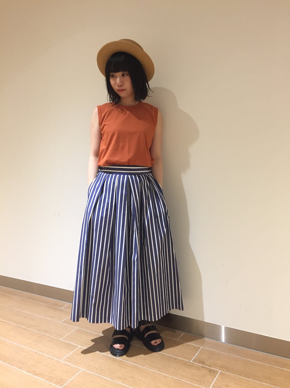 「ワイドパンツ、パンツスタイル、サンダル、orcival、Dr.Martens」｜「ORCIVALの【ORCIVAL】ノースリーブカットソー WOMEN（Tシャツ/カットソー、レッド系）」を使った、モリヤさん（レディース・157cm）の夏コーディネートの1枚目の写真