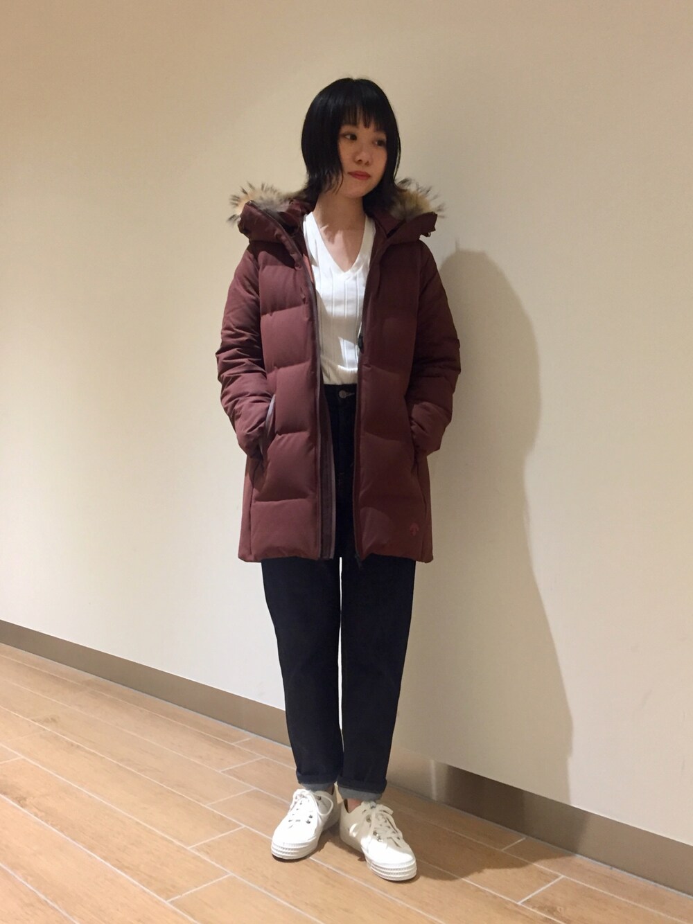 「ダウンコート、Bshop、NOVESTA、水沢ダウン、DESCENTE、YOUNG & OLSEN The DRYGOODS STORE、DESCENTE ALLTERRAIN、SERGE de bleu」｜「SERGE de bleuのアイテム（デニムパンツ、ブルー系）」を使った、モリヤさん（レディース・157cm）の夏コーディネートの1枚目の写真