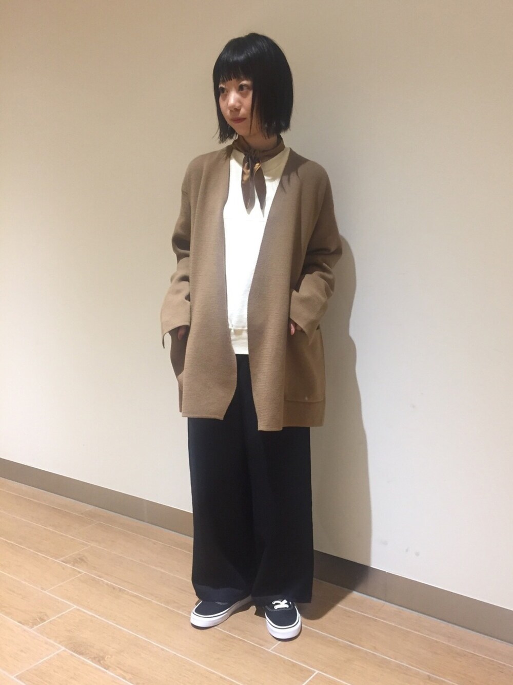 「unfil、ニット、カーディガン、ワイドパンツ、Bshop」｜「unfilの【unfil】サーマル プルオーバー WOMEN（Tシャツ/カットソー、ホワイト系）」を使った、モリヤさん（レディース・157cm）の秋コーディネートの1枚目の写真