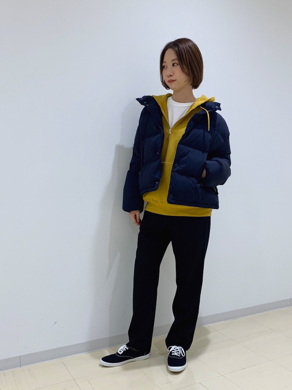 「ダウンジャケット、カジュアル、パーカー、Bshop、パンツスタイル、GYMPHLEX」｜「GYMPHLEXの【Gymphlex】ホワイトグース フードダウンジャケット WOMEN（ダウンジャケット/コート、ブルー系）」を使った、モリヤさん（レディース・157cm）の秋コーディネートの1枚目の写真