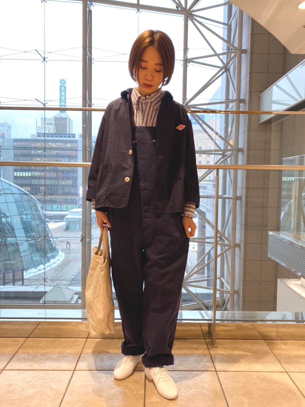 「Danton、オーバーオール、春コーデ、春アウター、ネイビー、カジュアルコーデ、ワークスタイル」｜「DANTONの【DANTON】丸襟シングルジャケット WOMEN（カバーオール、ブルー系）」を使った、モリヤさん（レディース・157cm）の冬コーディネートの1枚目の写真