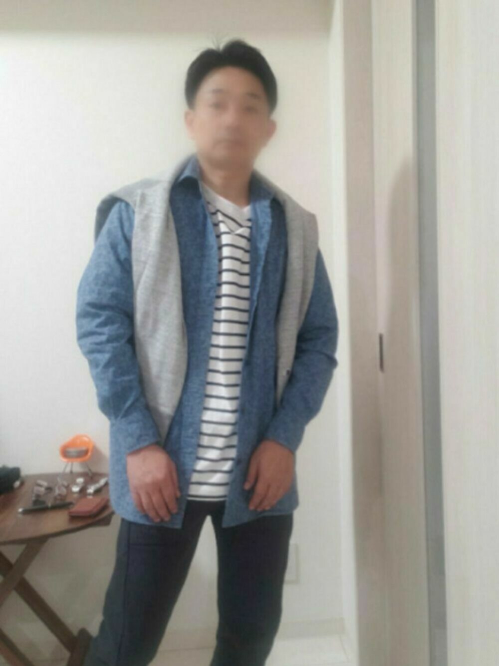 ブルー系のシャツ/ブラウス、ホワイト系のTシャツ/カットソー、ブラック系のその他パンツを着用したメンズの春コーディネートの1枚目の写真