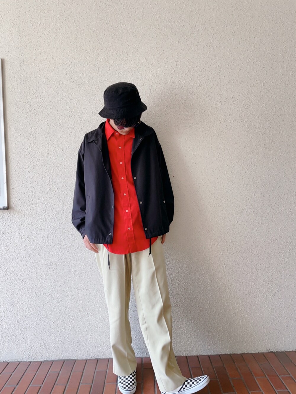 「お洒落さんとつながりたい、春服、スニーカーコーデ、春コーデ、古着好きな人と繋がりたい、ホワイトパンツ、はるコーデ、スラックス、春めきシューズ」｜「VANSのVANS / バンズ SLIP-ON（スリッポン、ホワイト系）」を使った、みおさん（メンズ・172cm）の春コーディネートの1枚目の写真