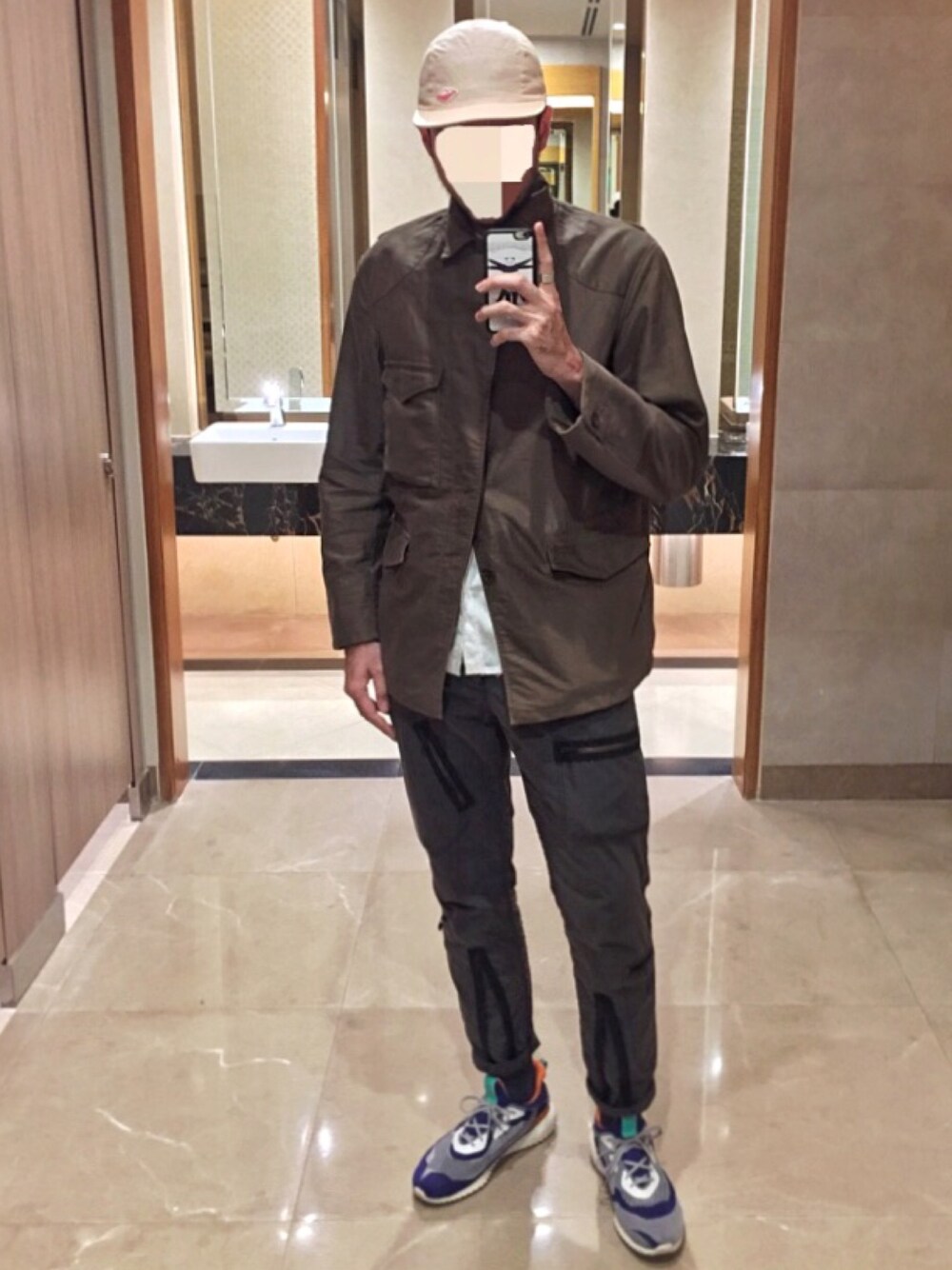 「WHITE MOUNTAINEERINGのアイテム（カーゴパンツ、グレー系）」を使った、Julio  さん（メンズ・188cm）の夏コーディネートの1枚目の写真