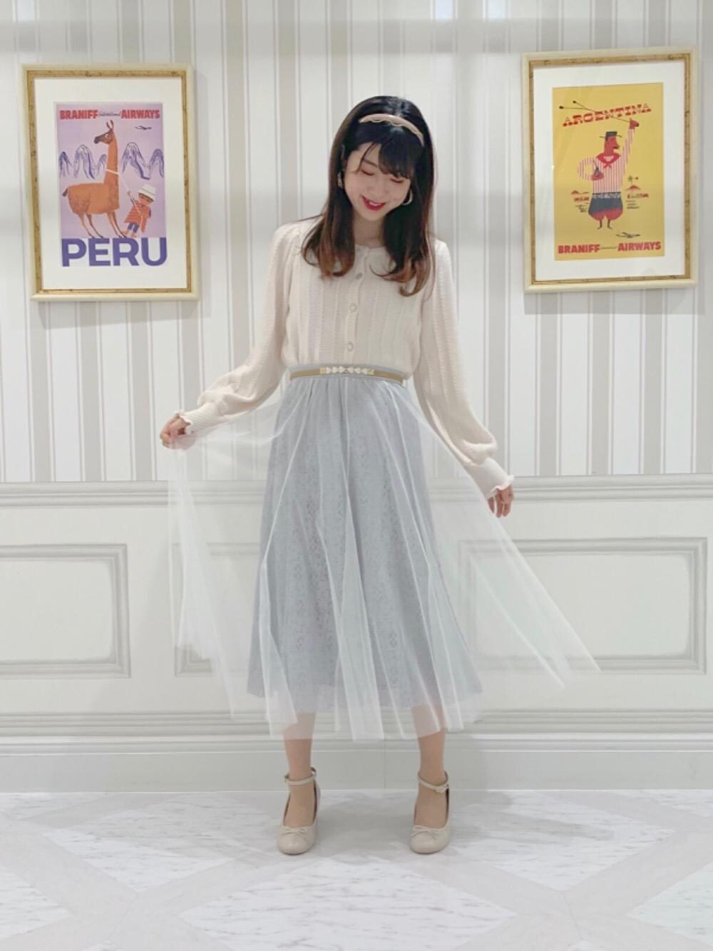 「フェミニン、可愛い、MAJESTIC LEGON、マジェスティックレゴン、アイシーカラー、池袋ルミネ、高身長コーデ、消えそうな色コーデ」｜「MAJESTIC LEGONのバックプリーツフードコート（その他アウター、ベージュ系）」を使った、マジェスティックレゴンルミネ池袋店スタッフさん（レディース・155cm）の春コーディネートの1枚目の写真