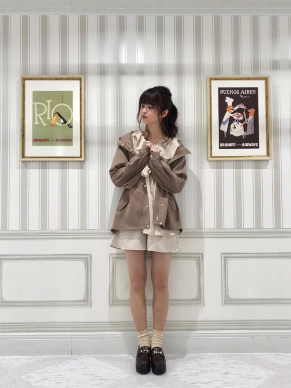 「チュニック、MAJESTIC LEGON、アイボリー、マジェスティックレゴン、モカ、池袋ルミネ、ラテコーデ、高身長コーデ」｜「MAJESTIC LEGONのベルトsetショートキュロット（その他パンツ、ホワイト系）」を使った、マジェスティックレゴンルミネ池袋店スタッフさん（レディース・155cm）の春コーディネートの1枚目の写真