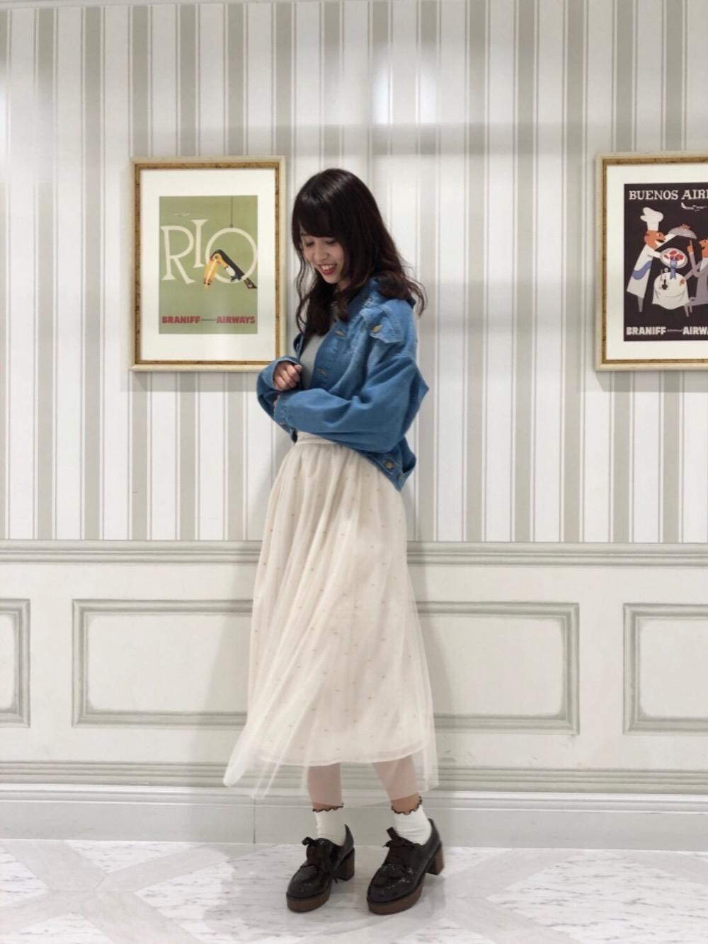 「レース、Gジャン、MAJESTIC LEGON、サックスブルー、アイボリー、マジェスティックレゴン、池袋ルミネ、高身長コーデ」｜「MAJESTIC LEGONのウッドヒールレースアップシューズ（その他シューズ、ブラウン系）」を使った、マジェスティックレゴンルミネ池袋店スタッフさん（レディース・155cm）の春コーディネートの1枚目の写真